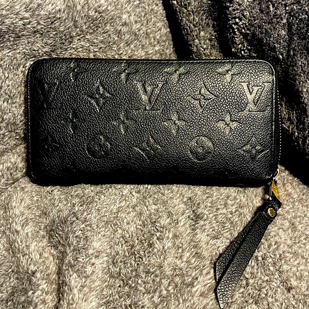 Louis Vuitton Zippy Embossed Black Leather Wallet (genuine and authentic)